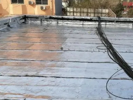 鲅鱼圈卫生间漏水维修公司分享下鲅鱼圈屋面楼顶防水刚性防水层施工要点。